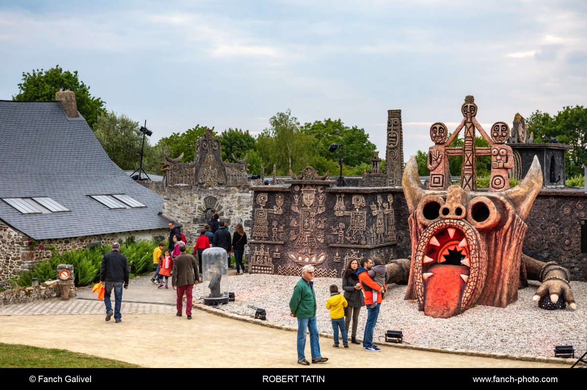 50 ans du Musée Robert Tatin à Cossé-le-Vivien. Scénographie de l'agence MTW lors de la nuit des Musées.