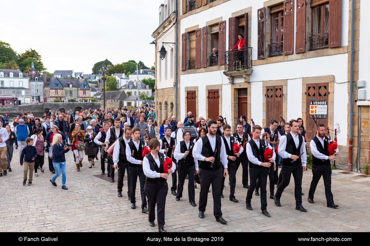 Le Bagad d'Auray au port de Saint-Goustan à Auray lors de la Fête de la Bretagne 2019 organisé par l'association A L'Assaut D Rues.
