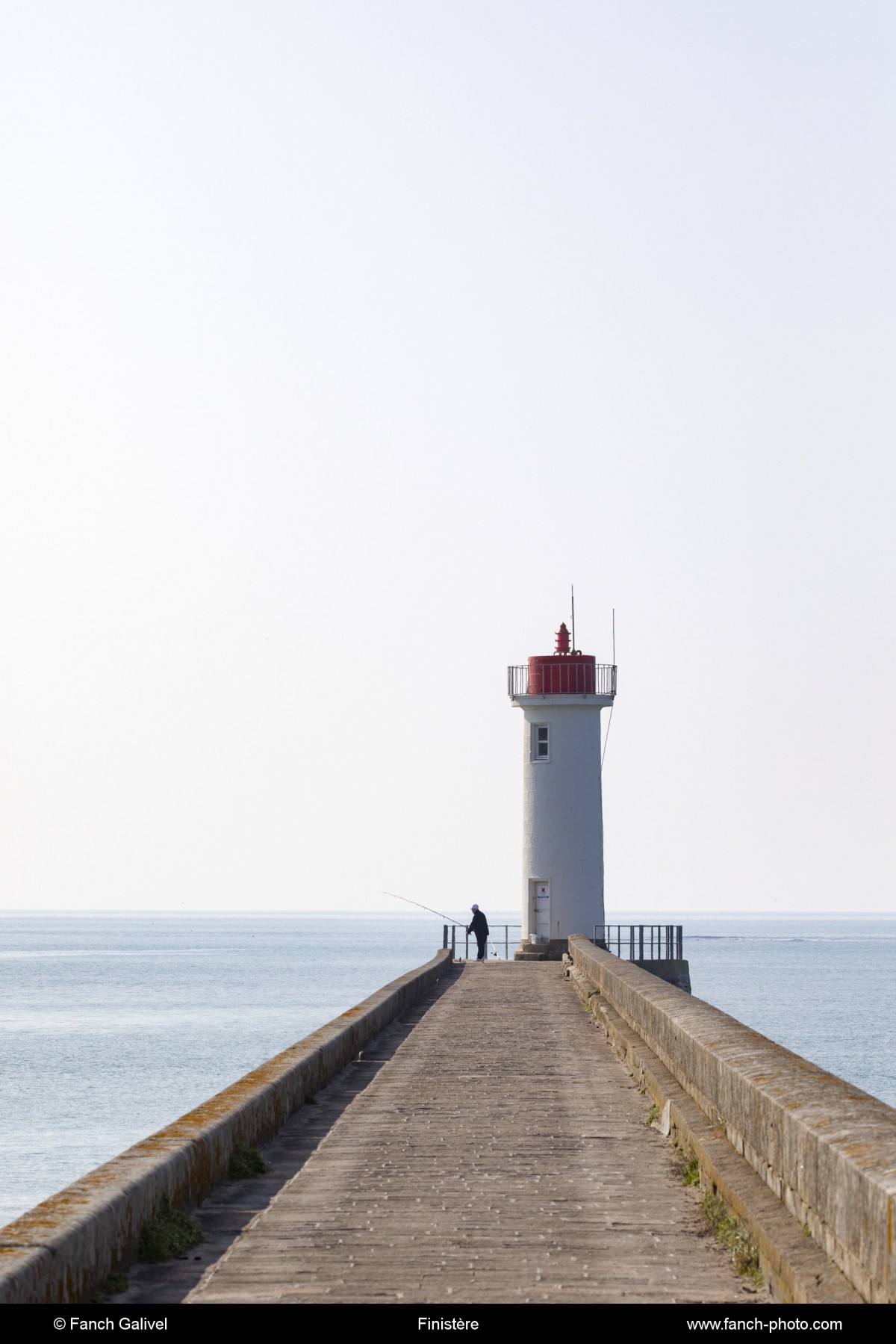 Pêcheur au phare du Raoulic à Audierne***Fisherman at the Raoulic lighthouse in Audierne