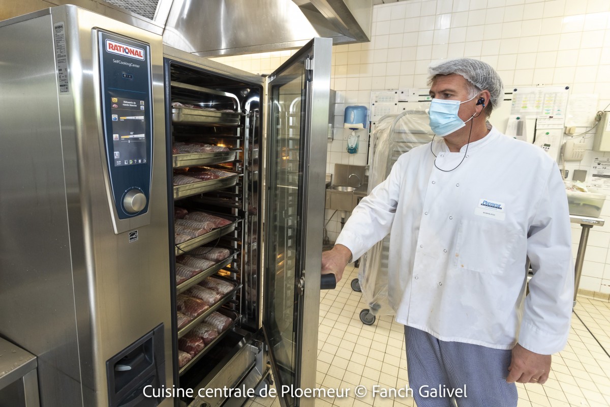 Préparation des repas _ Cuisine centrale de Ploemeur