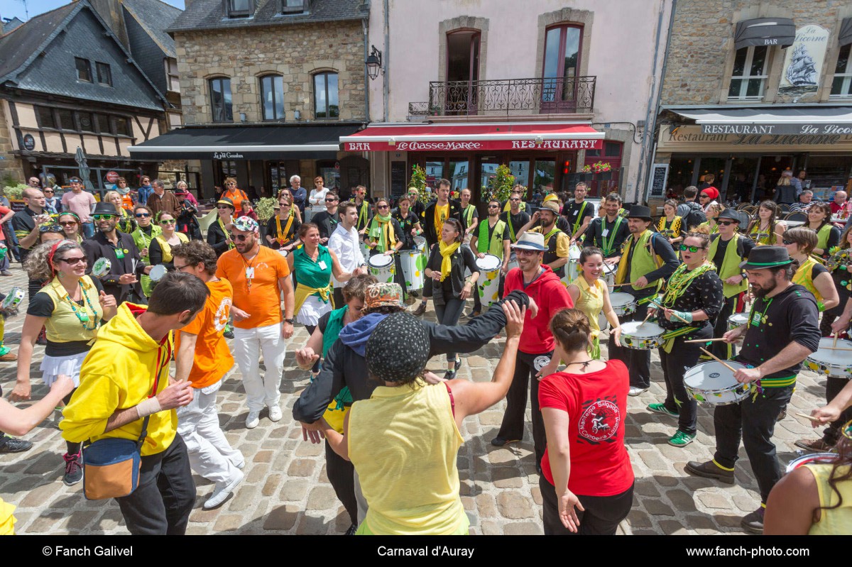 Carnaval d'Auray, défilé de Batucada et de danse Brésilienne