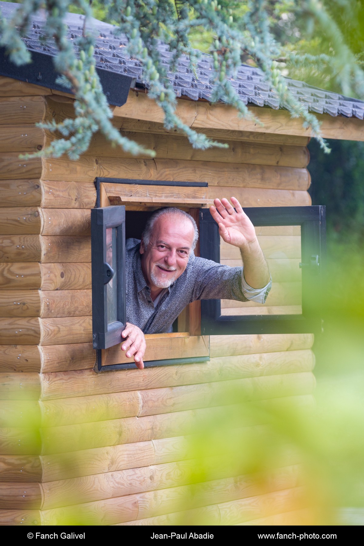 Jean-Paul Abadie, chef de de l’Amphitrion à Lorient devant la cabane qu'il a construit pour ses petits-enfants.
