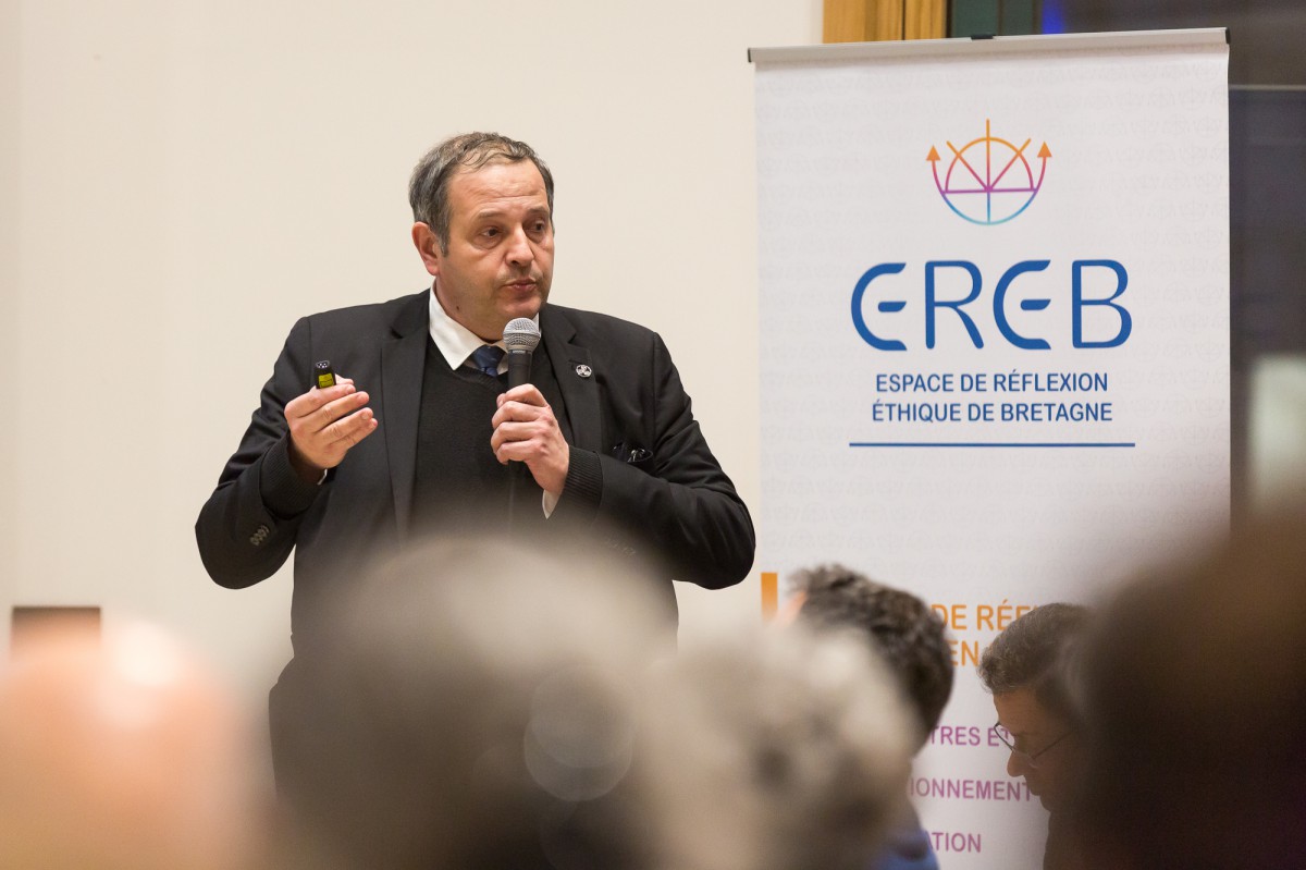 Pr Philippe Merviel. Débat public sur la PMA à Quimper _ © Fanch Galivel