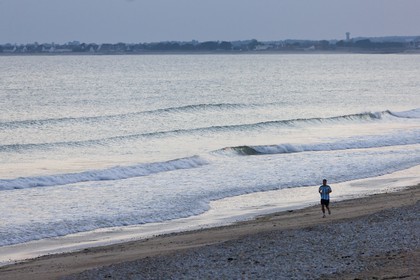 Jogger sur la plage du Loch à Guidel.Morbihan