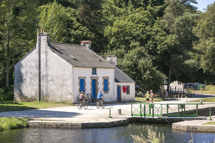 The sluice of Minazen along the Blavet. Languidic
