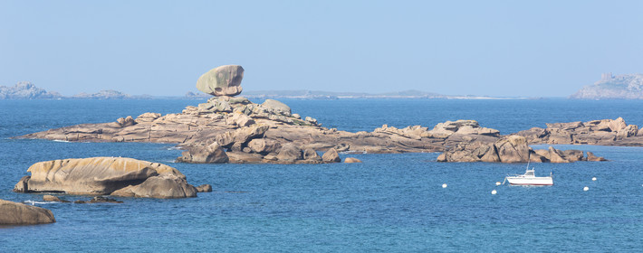 Ilot à proximité de la plage de Coz Pors à Trégastel