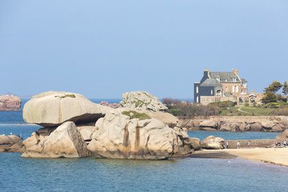 View of Coz Pors beach in Trégastel