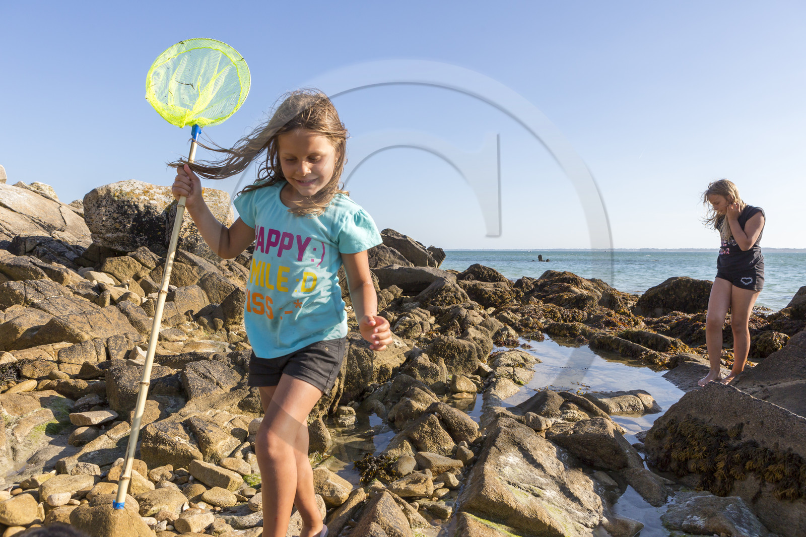 Enfant jouant dans les rochers à Carnac