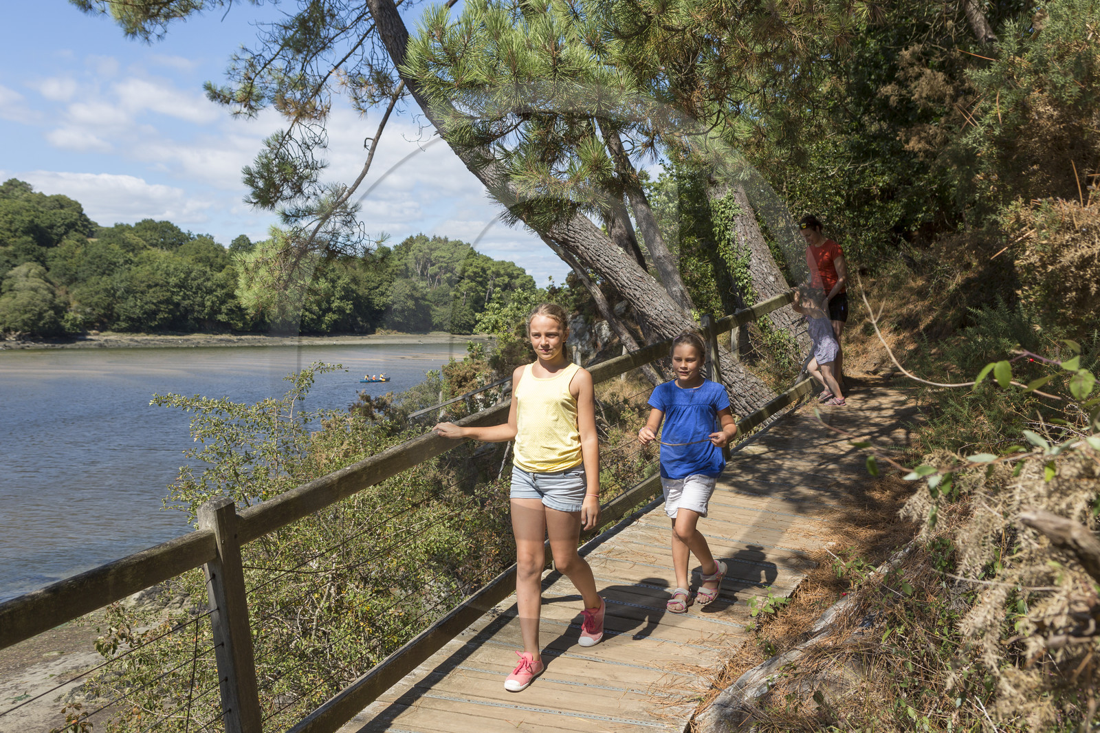Family walk along the Laïta in Guidel