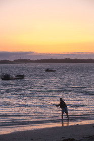 Pêcheur à proximité de la pointe du Pô à Carnac
