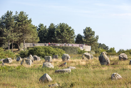 observatoire au centre des mégalithes de Carnac