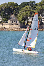 Catamaran devant la plade de Beaumer à Carnac