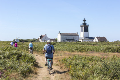 Sentiers vers le phare du Pen-Men_Groix
