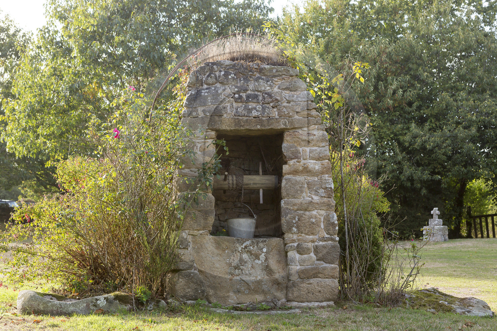 Puit devant la chapelle Notre Dame de la croix dans le village de Kergroix à Carnac