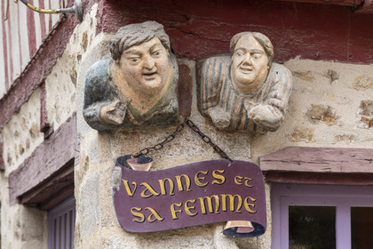 Sculpture of Vannes and his wife