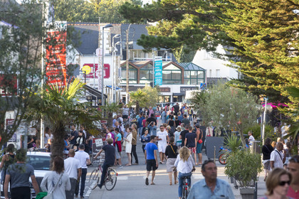 rue commerçante de Carnac plage