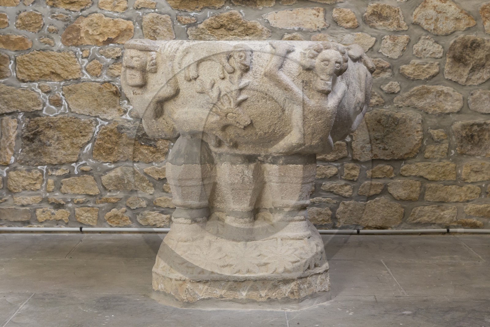 cuve baptismale _ église de Landébia