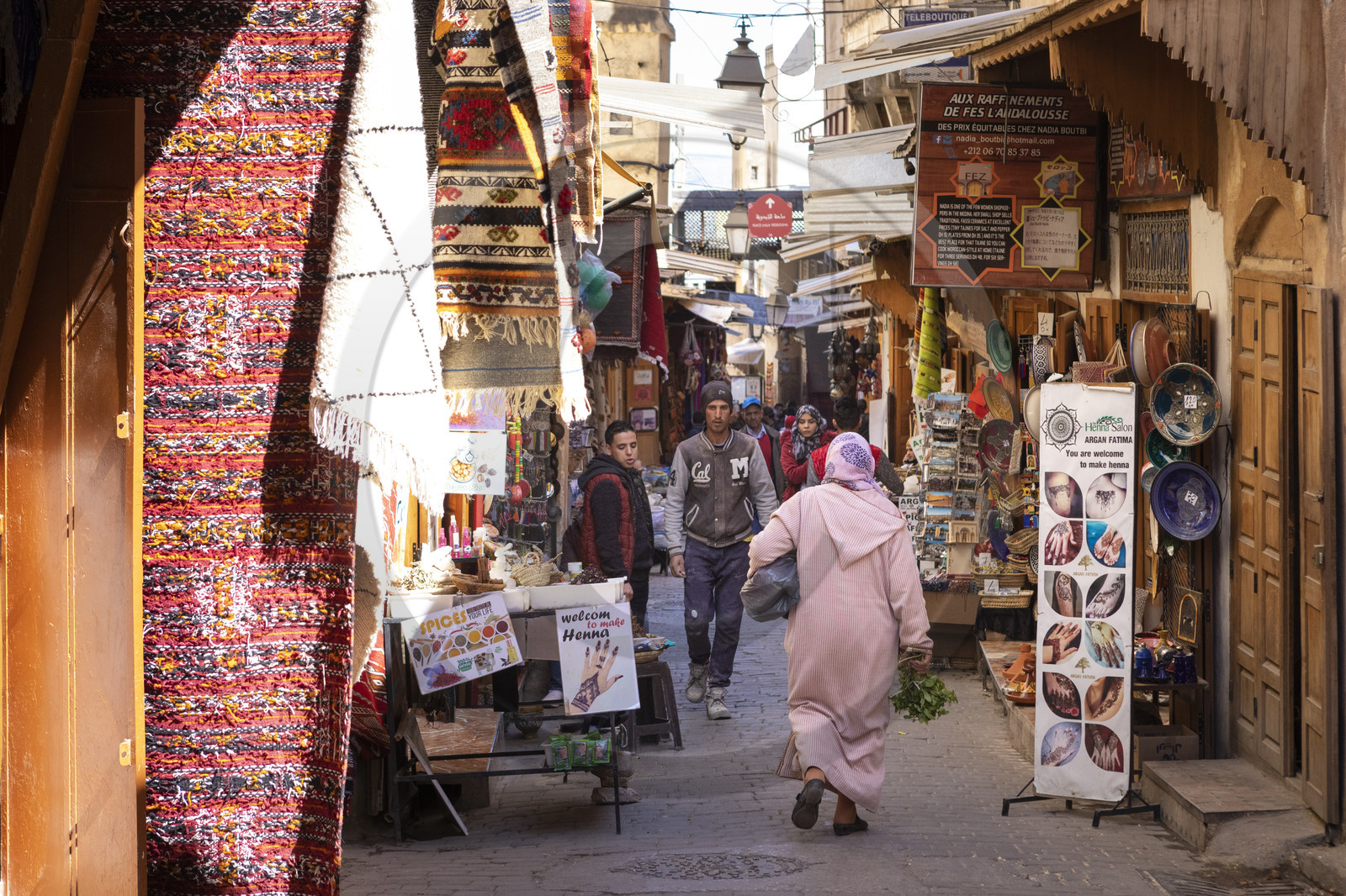 La rue commerçante de Talaa Kebira dans la Médina de Fès au Maroc