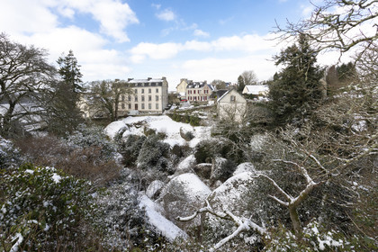 Le bourg de Huelgoat sous la neige