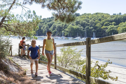 Family walk along the Laïta in Guidel