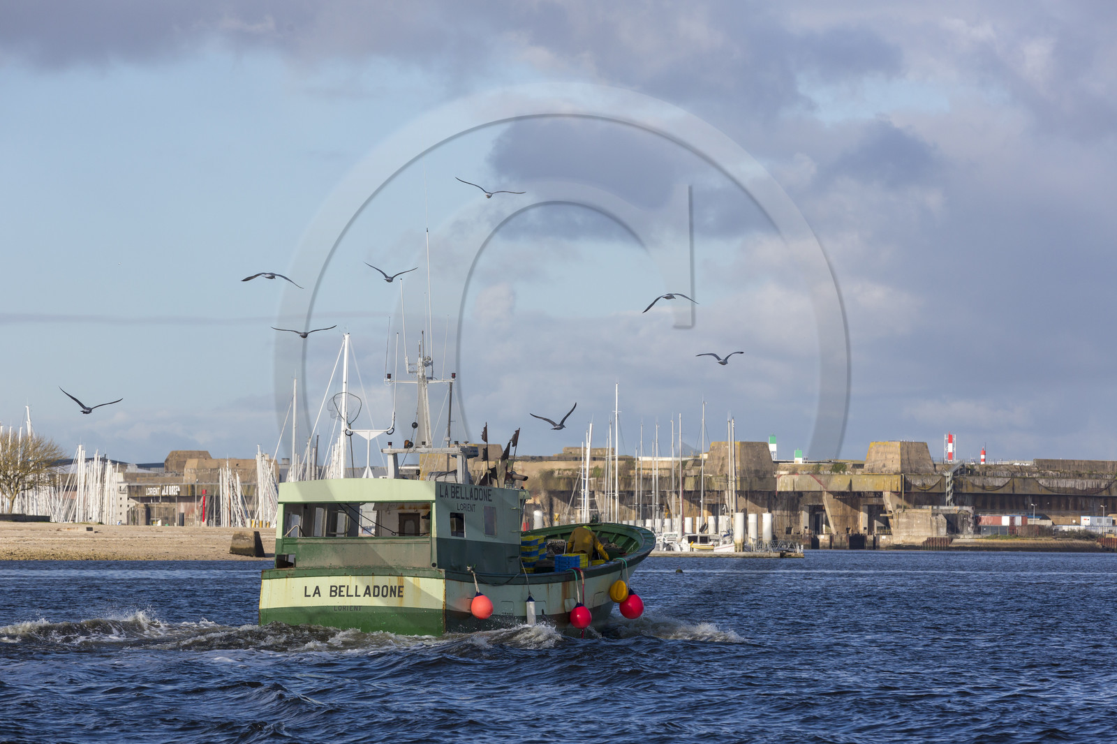 Bateau de pêche  Le Belladone  dans la rade de Lorient