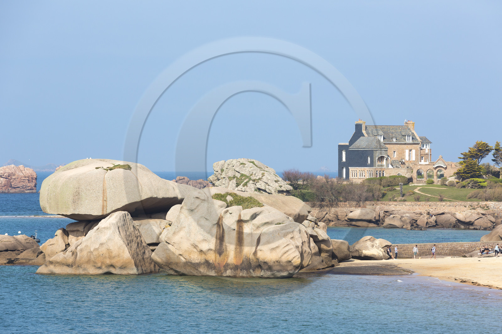Vue sur la plage de Coz Pors à Trégastel