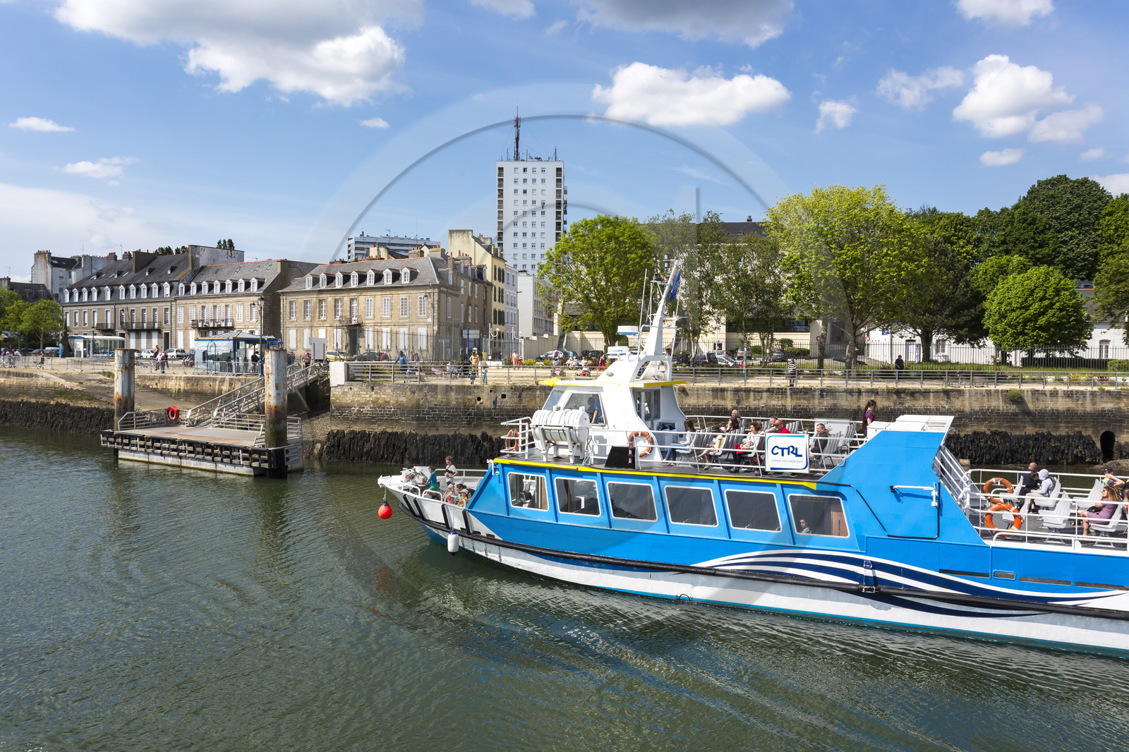 Port de plaisance de Lorient. Bateau-bus faisant la liaison entre Locmiquelic et Lorient