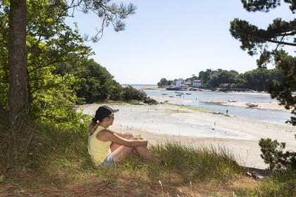 Family walk along the Laïta in Guidel