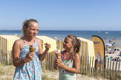 Enfants devant la plage