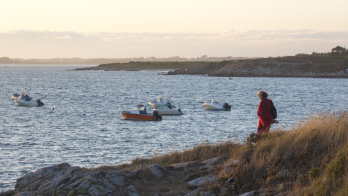 Promenade au coucher du soleil le long d'un sentier littoral à Carnac