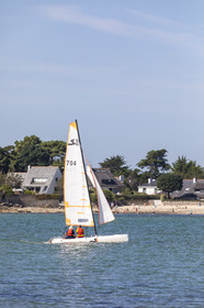 Catamaran devant la plade de Beaumer à Carnac