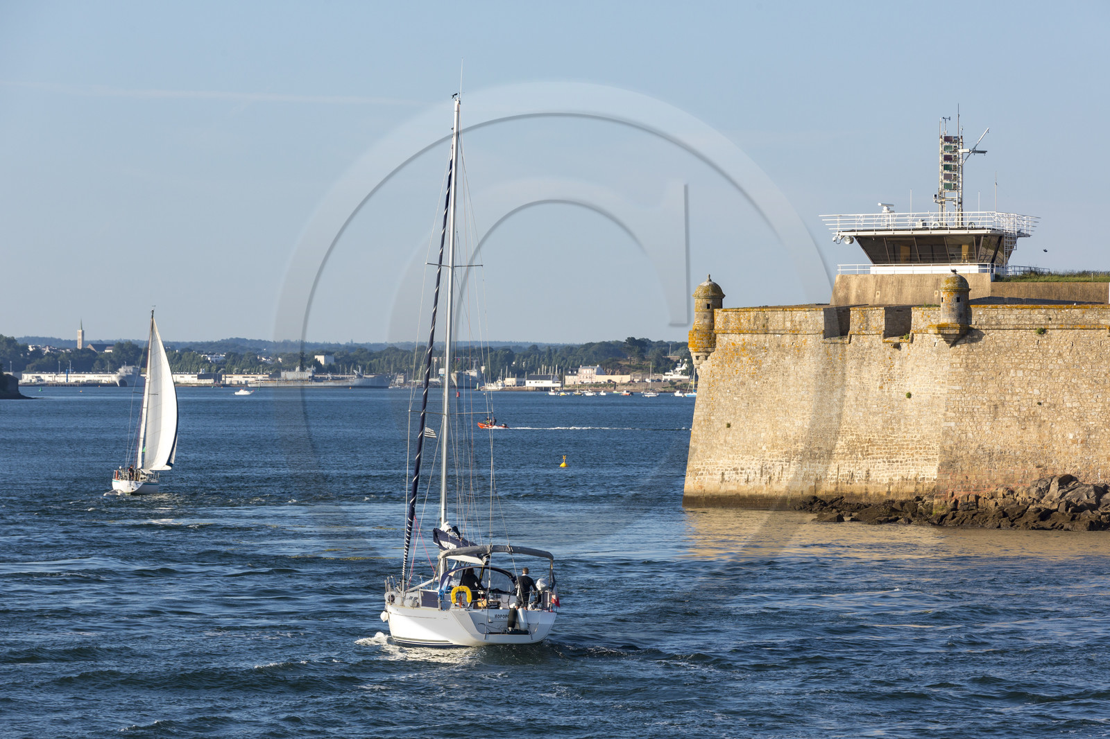 Voilier entrant dans la rade de Lorient. Passage devant la citadelle de Port-Louis et son sémaphore
