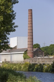 Cheminée de l' ancienne distillerie de Plancoët.