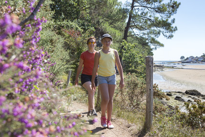 Family walk along the Laïta in Guidel