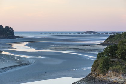 L' Arguenon, fleuve côtier du département des côtes d' Armor se jettant dans la Manche. Créhen ( 22 ). En arrière-plan, l' archipel des Ebihens.