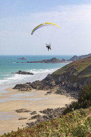 Parapente le long des falaises de Plouha