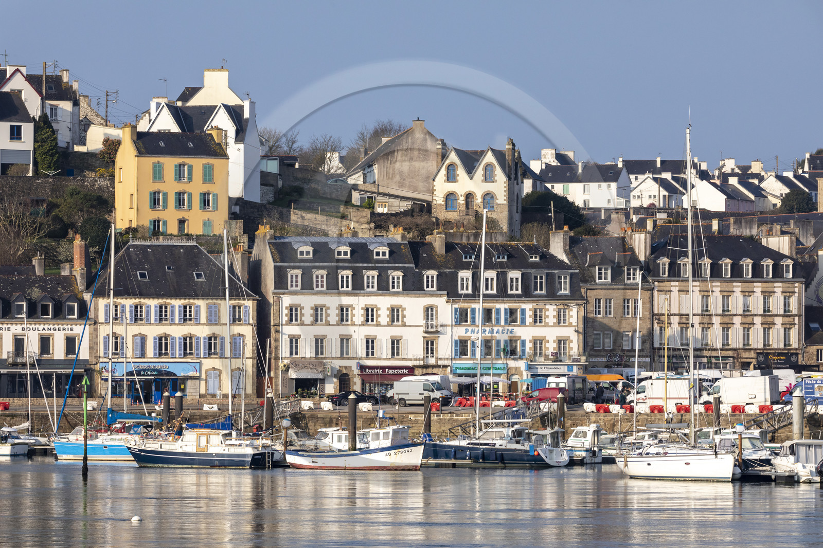 La ville d'Audierne et son port de plaisance.