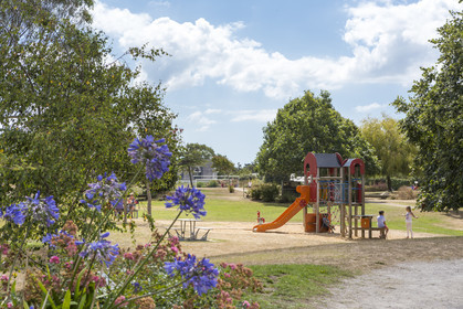 Parc avec une aire de jeu à Carnac