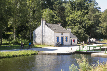 The sluice of Minazen along the Blavet. Languidic