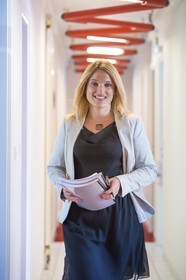 Mme Amandine Miel