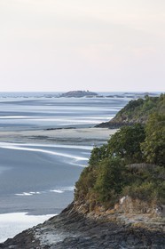 L' Arguenon, fleuve côtier du département des côtes d' Armor se jettant dans la Manche. Créhen ( 22 ). En arrière-plan, l' archipel des Ebihens.