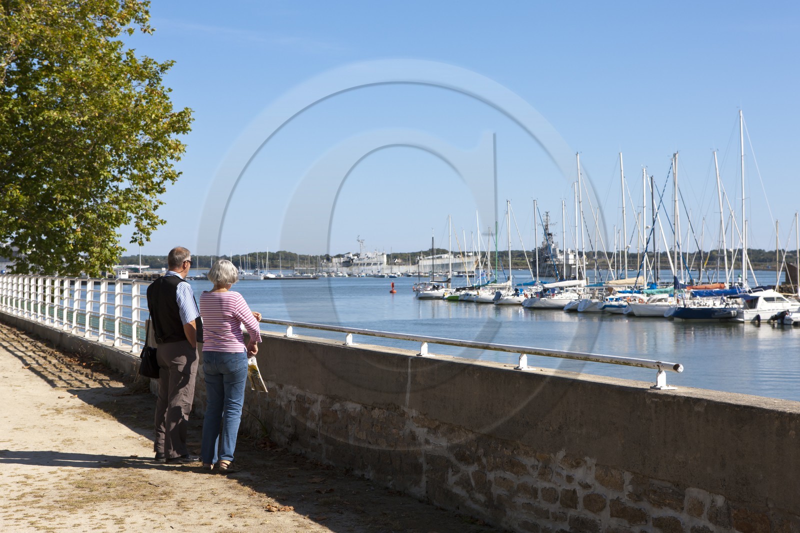 Couple observant le port de plaisance de Lorient depuis le Périsyle.