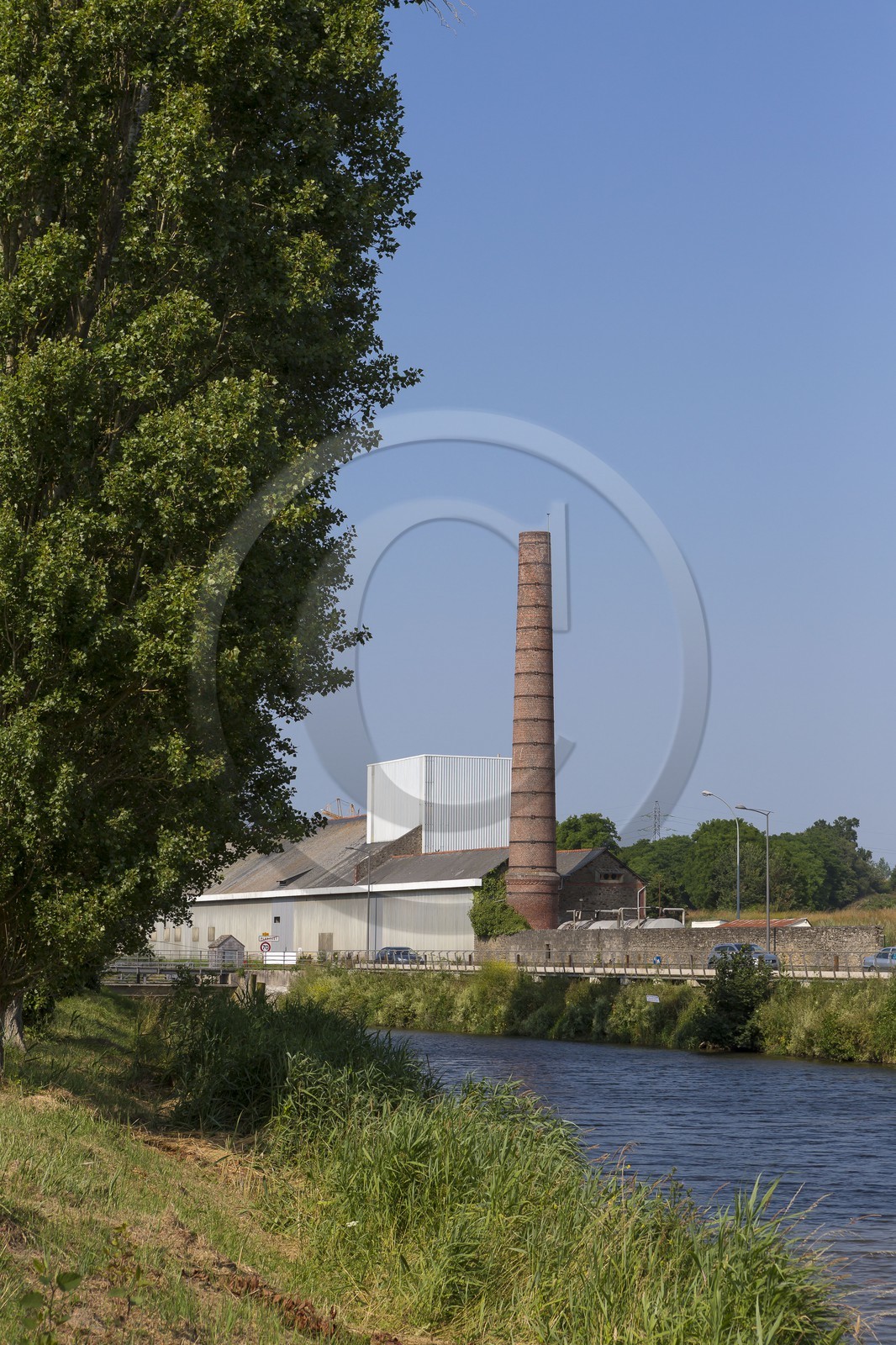 Cheminée de l' ancienne distillerie de Plancoët.