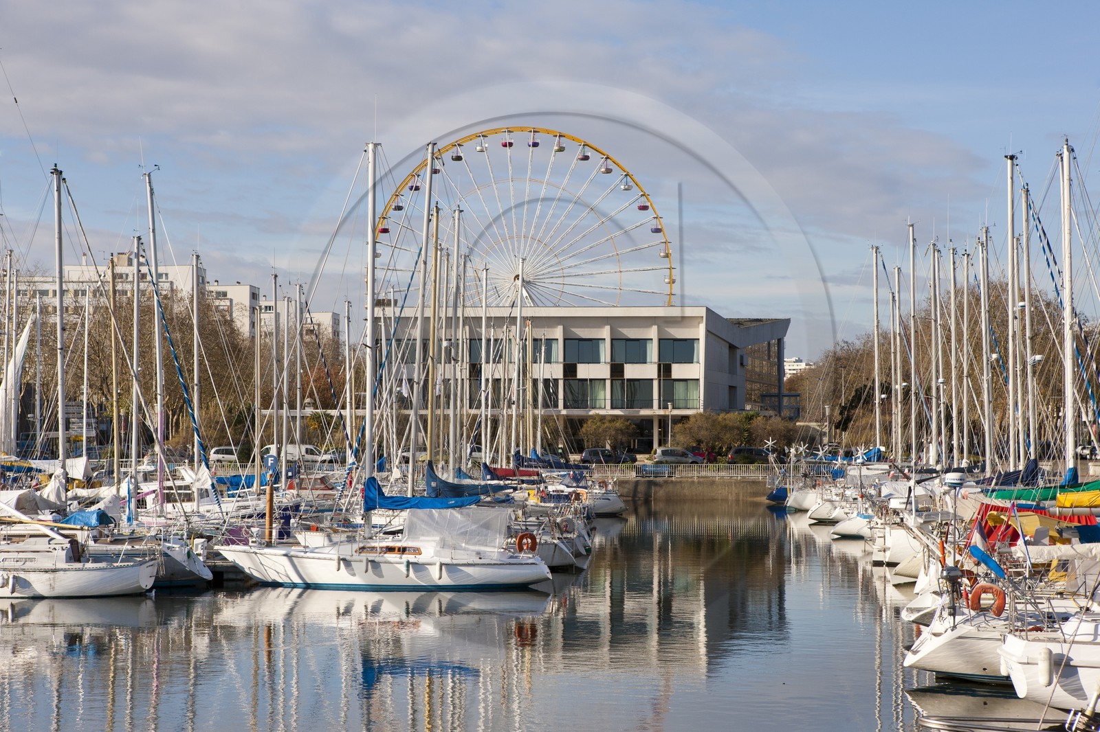 Le port de Lorient. On distingue une grande roue derrière le palais des congrès